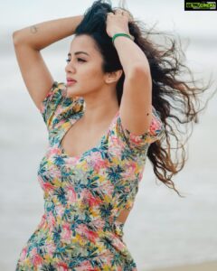 Anjana Rangan Instagram - The wind in my hair..
The sand between my toes..
The deep sea roaring in front of me..
The gloomy grey sky above… 
And the drizzle slowly setting in…
Mood : beautiful yet gloomy ..
Photography : @pk_views 📸