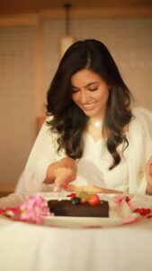 Anju Kurian Instagram - Sending lots of love and virtual hugs to my Insta Fam 🤍! 

#2021birthday #reels #maldives #birthdayreels🎂❤️ 

📍- Maldives 🇲🇻 
🎥 - @thevenkatbala 
👗 - @_susan_lawrence_ 
💄- @_femy_antony_ 
💁🏻‍♀️- @asaniya_nazrin 
🎈- @aju.matthew