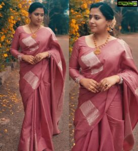 Anu Sithara Instagram - Saree : @poonolilsilks

Jewellery : @francisalukkas

Stylist : @asaniya_nazrin

Hair Styling : @rizwan_themakeupboy