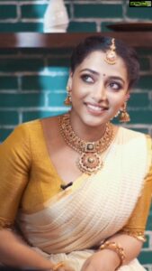 Anu Sithara Instagram - @vishnuprasadsignature

Stylist : @asaniya_nazrin

Jewellery : @ttdevassy 

Outfit : @mirach_official

MUAH : @_femy_antony_

Makeup Assistant : @Sharath_8686
@mukesh.pallathery

Costume Assistant : @harshaamuhamed