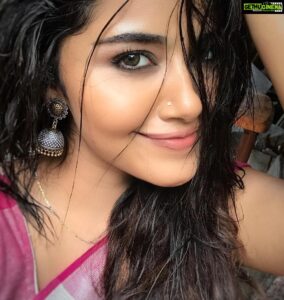 Anupama Parameswaran Instagram - Look into my eyes 👀 And Tell me What u see♥️ Howrah, India