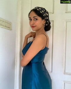 Aparna Vinod Instagram - Satin dress: @v.a.i.g.a 
Scarf: @v.a.i.g.a