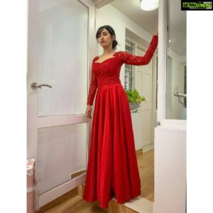 Aparna Vinod Instagram - Swipe right ➡️to see how I feel when my heart says yes and my mom says no. 

@vaiga_sukumar 
#mom #mother #red #reddress  #gown #princessvibes #ootd #lbd