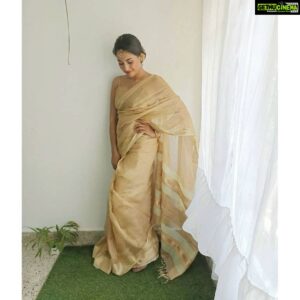 Aparna Vinod Instagram - എന്താ? പുരുഷന്മാർക് ഇങ്ങനേ Simple Dress ധരിക്കുന്ന പെൺകുട്ടികളെ കണ്ടാൽ  ഇഷ്ടമല്ലേ? ..... Don't they like?

#aparna #aparnavinod #saree #vishukani #vishu
#gold #goldsaree #traditionalsaree #love #ilovesaree #ootd