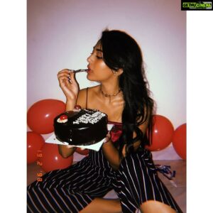 Aparna Vinod Instagram - Pathetic but Aesthetic 
#aparna #aparnavinod
#birthday #birthdayweek #cake #surprisecake #2020 #turned24