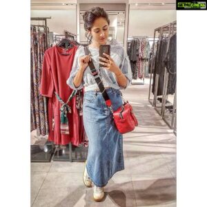 Aparna Vinod Instagram - My messy bun takes about 26 tries before it's perfectly messy. 
#cutebutdangerous #aparna #aparnavinod #blue #denim #denimskirt #shopping #zara #messybun #zarawoman #bluedenim #goodhairdays #hairgoals