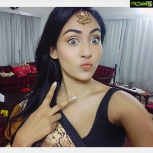 Aparna Vinod Instagram - When in doubt, wink and pout 😚✌️. #nallorukochu  #aparna #aparnavinod #selfie #pout #poutselfie #saree