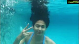 Aparna Vinod Instagram - Atrist kulathilek chaadumbol camerayum oppam chaadattee🐳🐬🦈🐋🐟 #KULISCENE #underwater  #pool #swimmingpool #swim #swimmer #aparna #aparnavinod #appustar #underwatervideo #vacation #holiday #holidays