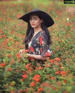 Aparna Vinod Instagram - PC:@abhijithsk.photography 
Costume: @coverstoryfsl
Hat: @sheinofficial
Makeup:@aparna_vinod

#aparnaphotoshoot #aparnavinod #aparna #flowers #flowerfields #photoshoot