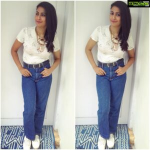 Aparna Vinod Instagram - Thanku @gayatri_vinod for these clicks. #aparnavinod #aparna #retro #komalpandeyinspired #denim #whitetee #bluedenim #komalpandey