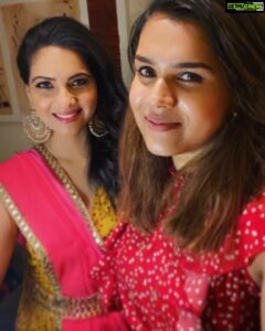 Ashwathy Warrier Instagram - A quick pic with the person that created this magic! Kudos @mytakeonmakeup 
Do dm for bookings and collabs. She is just fab at what she does✨

MUA - @mytakeonmakeup 
Styling- @mytakeonmakeup 
Clothes from - @asos 
Muse - @ashwathyravikumar 

#makeuptutorial #makeup #hairstyles #styling #glammakeup #cocktails #sangeeth #mehandi #indowestern #asos #bridesmaids #bridalmakeup #bride #london #UK #india #soft #glamour #saree #sequins #model #actor #muse #dressup #photography #makeupartist #yellow #pink #saree #londonmodel #UKmodel