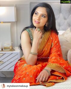Ashwathy Warrier Instagram - Posted @withregram • @mytakeonmakeup ✨✨Pure Elegance ✨✨

A beautiful classy South Indian makeup look with soft subtle makeup enhancing her features ✨😍 @ashwathyravikumar 

#mytakeonmakeup #ukmodel #ukactor #ukmua #ukmakeupartist #londonmodel #londonmua #londonmakeupartist #surreymua #wokingmua #wokingmakeupartist #northlondonmakeupartist #sareedrape #chiffonsaree #bollywoodmakeup #chennaiwedding #londonwedding #ukindian #bridaljewellery #sangeetoutfit #mehendioutfit #chennaimua #chennaimakeupartist #chokernecklace #subtlemakeup #bridalmakeup #weddingphotography #weddingpotrait #orangesaree #sareeblouse