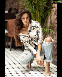 Asmita Sood Instagram - Game face on!! ☄️✨⚡️
.
.
.
.
Clicked : @super_devang 
MUA : @makeup_by_nainaa 
Hair : @little_hair_poetry 
Shirt : @labeld 
Creative and production : @pixelspace_studios ; @amanlakhani 
Location : @cafepanamamumbai 
#ootd #shootdiaries #asmitasood #asmitten