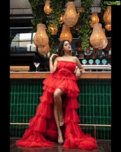 Asmita Sood Instagram - You owe it to yourself to become everything you’ve ever dreamed of being!
.
.
.
.
Clicked : @super_devang 
MUA : @makeup_by_nainaa 
Hair : @little_hair_poetry 
Outfit : @labeld 
Creative and Production : @pixelspace_studios , @amanlakhani 
Location : @cafepanamamumbai
#dreambig #justme #asmitasood #asmitten