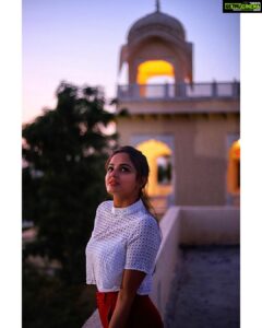 Asmita Sood Instagram - Don’t forget to look up! ❤️
📸 : @ishanzaka 
 #faith #hope #trust #universe #justme #twilight #throwback #rajasthan #shootdiaries