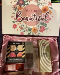 Bhanushree Mehra Instagram - Created a simple ‘go to make up look’ using @mattlookcosmetic 
Good quality makeup & super affordable!

This dazzling makeup kit from @mattlookcosmetic includes -
✨Zero pore hydrating matte gel primer
✨Full coverage jumbo concealer 
✨High definition foundation 
✨Baked blush & highlighter 
✨Line express ultimate precision eye liner
✨Big eyes long lasting mascara
✨Vivid matte lipstick
.
.
.
.

#matlookcosmetics #makupkit #makeupvanity #affordablemakeup #goodquality #gotolook #bhanushreemehra