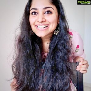 Chandini Sreedharan Instagram - Guess who woke up to a messy head of hair thanks to an overnight braid gone wrong. Couldn’t care less cuz it’s hair wash day, but what am I so happy about here 😆... life 💕🧿