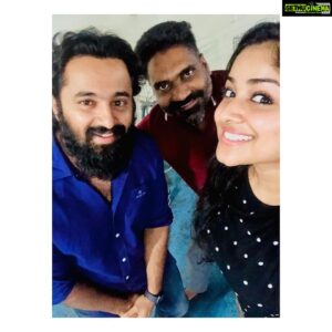 Chandini Sreedharan Instagram - Not much has changed when it comes to my bond with these two, love them both for different reasons & been annoying them both since day one 😆 Time flies but it also shows the truth. So happy I got to see these two after so long & lol as usual, they had to crouch to fit into my short selfie frame 🤭 Now let’s please do another movie together soon! Seems like that’s the only way I’ll get to actually spend some quality time with you haha! #Since2015 ❤️ @iamunnimukundan @harrisdesom (PS... ignore my tired face 🙈)