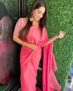 Dipika Kakar Instagram - Shoot from home!! Shot for an episode of Dance Deewane From home!! I was super excited & nervous to be in conversation with Madhuri ma’am & that too on her birthday ❤️ 😍@madhuridixitnene ❤️…. it was a great experience…. Vlog coming really sooooonn!!!!
.
.
.

Styled by @stylebytaashvi
Saree by @aparnakfashion
Earrings and Bangles by:@rubansaccessories
@oakpinionpr
makeup by: @im_mr_ketzsolzofficial_