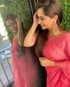 Dipika Kakar Instagram - Shoot from home!! Shot for an episode of Dance Deewane From home!! I was super excited & nervous to be in conversation with Madhuri ma’am & that too on her birthday ❤️ 😍@madhuridixitnene ❤️…. it was a great experience…. Vlog coming really sooooonn!!!!
.
.
.

Styled by @stylebytaashvi
Saree by @aparnakfashion
Earrings and Bangles by:@rubansaccessories
@oakpinionpr
makeup by: @im_mr_ketzsolzofficial_