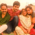 Dipika Kakar Instagram - Wishing you a very happy anniversary ammi n papa!!! we shaitaan bachas woke them up coz we didnt want to miss the cake 😜😜😜😜 #family #love #specialmoments #happiness