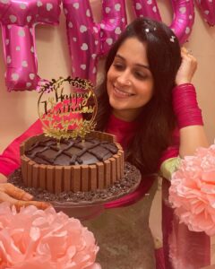Dipika Kakar Instagram - Yesss this has to be my first post!!! From always pampering me to making me feel extra special you have done it all!!! however, I could never imagine you stepping into the kitchen! and now you’ve done this 😍😅 Thank uuuuuuuu @shoaib2087 for making this beautiful cake for me all by urself.... its the best cake for me of all my birthdays so far... and this has made this birthday super special for me 😍😍😍😍........
 .
 .
 .
#alhamdulillah #blessed #happiness #birthdaycake