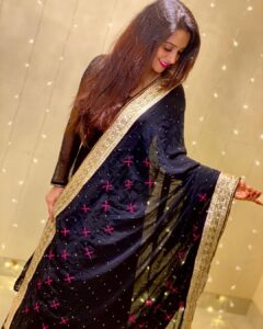 Dipika Kakar Instagram - once again Eid mubarak to you all!!!! 🤗 
kaisa raha apka celebration??
as you can see i some how manage to complete my dupatta...
bataiye kaisa lag raha hai????? 🥰🙈