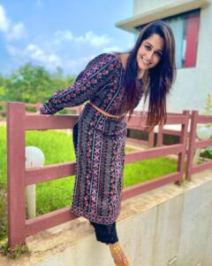 Dipika Kakar Instagram - I am Unapologetically myself 😜😍
.
.
Outfit by me 😍
footwear by @shopdaisie.in @dinky_nirh