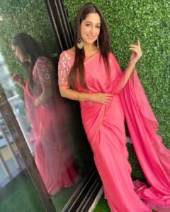 Dipika Kakar Instagram - Shoot from home!! Shot for an episode of Dance Deewane From home!! I was super excited & nervous to be in conversation with Madhuri ma’am & that too on her birthday ❤️ 😍@madhuridixitnene ❤️…. it was a great experience…. Vlog coming really sooooonn!!!!
.
.
.

Styled by @stylebytaashvi
Saree by @aparnakfashion
Earrings and Bangles by:@rubansaccessories
@oakpinionpr
makeup by: @im_mr_ketzsolzofficial_