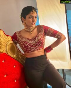 Eesha Rebba Instagram - . Too Glam To give a Damn!! 👄 Hmu : @venkateshparam Styling : @aayeshaa.mariam
