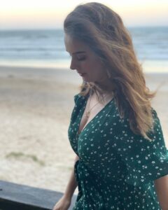Evelyn Sharma Instagram - Need salt in my hair… 🌊 COMMENT your favourite beach in the world!