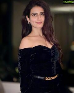 Fatima Sana Shaikh Instagram - Apne paas kuch khaas content nahi hota hai. 
So that’s me. Standing very still and Slightly awkward
🤓