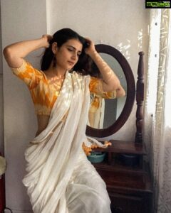 Fatima Sana Shaikh Instagram - nahīñ hai mere muqaddar meñ raushnī na sahi 
ye khidki kholo zara subah ki hava hī lage -Bashir badr 📸 @gorkey_photowala