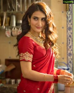 Fatima Sana Shaikh Instagram - Ye मराठी मुलगी padegi sab pe bhari! #FirstLook from #SurajPeMangalBhari!  Happy #ValentinesDay, you all! Let there be only ❤! #AbhishekSharma @bajpayee.manoj @diljitdosanjh @zeestudiosofficial
