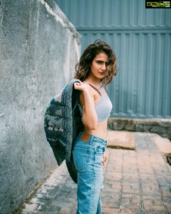 Fatima Sana Shaikh Instagram - @bharat_rawail said “do a ramp walk, werk it!” 
I tried 😬 

Photographer & creative director @bharat_rawail

Styled by @akshitas11 
Make-up by @im__sal
Hair by @manojchavan61

Creative assistant @lensedbyameeshishah
Assistant stylist @magicpassport

Outfit @nikitamhaisalkar 

Location @lamaisonduyogaindia 

Jewellery @antarez.jewels