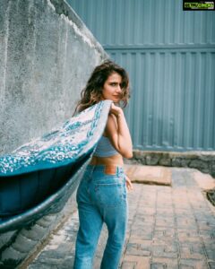 Fatima Sana Shaikh Instagram - @bharat_rawail said “do a ramp walk, werk it!” 
I tried 😬 

Photographer & creative director @bharat_rawail

Styled by @akshitas11 
Make-up by @im__sal
Hair by @manojchavan61

Creative assistant @lensedbyameeshishah
Assistant stylist @magicpassport

Outfit @nikitamhaisalkar 

Location @lamaisonduyogaindia 

Jewellery @antarez.jewels
