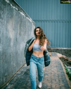 Fatima Sana Shaikh Instagram - @bharat_rawail said “do a ramp walk, werk it!” 
I tried 😬 

Photographer & creative director @bharat_rawail

Styled by @akshitas11 
Make-up by @im__sal
Hair by @manojchavan61

Creative assistant @lensedbyameeshishah
Assistant stylist @magicpassport

Outfit @nikitamhaisalkar 

Location @lamaisonduyogaindia