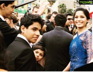 Freida Pinto Instagram - In spirit of The Academy Awards today, here are some of my favourite memories from behind the scenes in 2009 when Slumdog Millionaire made Oscar history. #oscars
📸 @gooding75