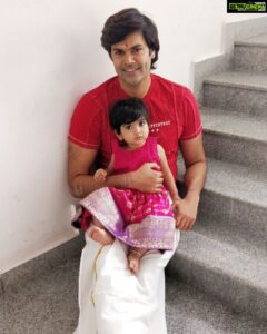 Ganesh Venkatraman Instagram - Just some Daddy Things ❤️❤️😍😍

#daddydaughter
#hangingout
#SamairaGanesh