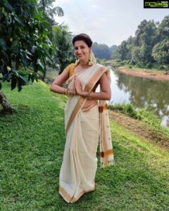 Hamsa Nandini Instagram - Happy Onam 🙏🌼
.
#kerala🌴 #swanstories