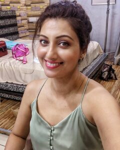 Hamsa Nandini Instagram - Forced smile 🙂 . #shootlife🎬 #swanstories @thepanacheentertainment