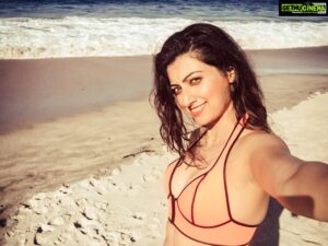 Hamsa Nandini Instagram - I just wanna live on the beach, walk it at night and then fall a sleep with the windows open n listen to the waves crash🌊. 
Universe are you listening? 🙏
.
#throwbacktotraveldays #newzealandvacations  #swanstories