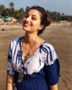 Hamsa Nandini Instagram - You al-waves make me smile!
.
#beachwalks👣 #swanstories