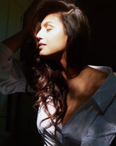 Huma Qureshi Instagram - When you are ok being called out for being vain.. #Sunday #mood #whiteshirtseries 
White shirt supplied by fashion director @kavs1977 🐶 Shot by @sashajairam