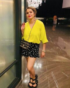 Isha Koppikar Instagram - Be like a neon light, and quit hiding your magic.🔥

#magic #neonfashion #mondaymotivation #ootd #beyourself #believeinmagic #mood #neonvibes