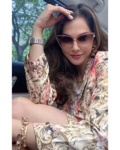 Isha Koppikar Instagram - This is my “I-am-Trying-to keep-calm” face 😊💃🏻

#birthdayweek #keepcalmitsmybirthday #happiness #excited #yay #birthdayweekbegins #ishakoppikarnarag #ishakoppikar
