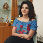 Iswarya Menon Instagram - Trust me i dint know i was being clicked! Swipe right ▶️ . Candid pictures for the win 🤪 . Make up & hair by @makeupartistrybykavithasekar 😘
