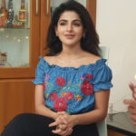 Iswarya Menon Instagram - Trust me i dint know i was being clicked! Swipe right ▶️ . Candid pictures for the win 🤪 . Make up & hair by @makeupartistrybykavithasekar 😘