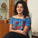 Iswarya Menon Instagram - Trust me i dint know i was being clicked! Swipe right ▶️ . Candid pictures for the win 🤪 . Make up & hair by @makeupartistrybykavithasekar 😘