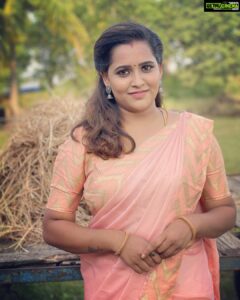 Jacqueline Fernandas Instagram - Life teaches you everything 😍
Saree @ashas_womens_collection 
Designing @yaradesigners